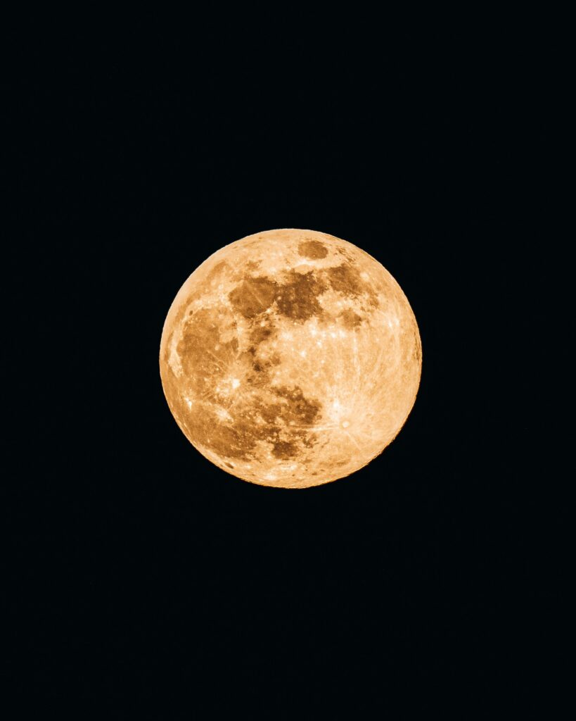 Why Is the Moon Orange Tonight? guide to Rayleigh scattering, atmospheric particles, wildfire smoke, humidity, and orange moonlight.