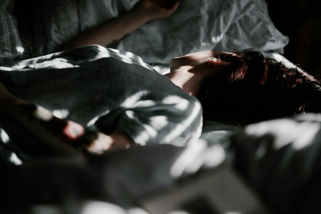 Why is my eye swollen when I wake up? Understanding common causes of morning eye puffiness.