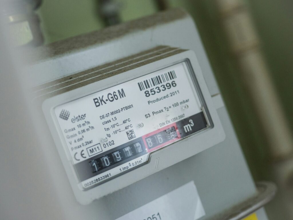 How Can I Get a New Gas Pipeline Connection? What Should I Do to Make the Process Easier? Technician installing a residential natural gas pipeline while following approved safety standards.