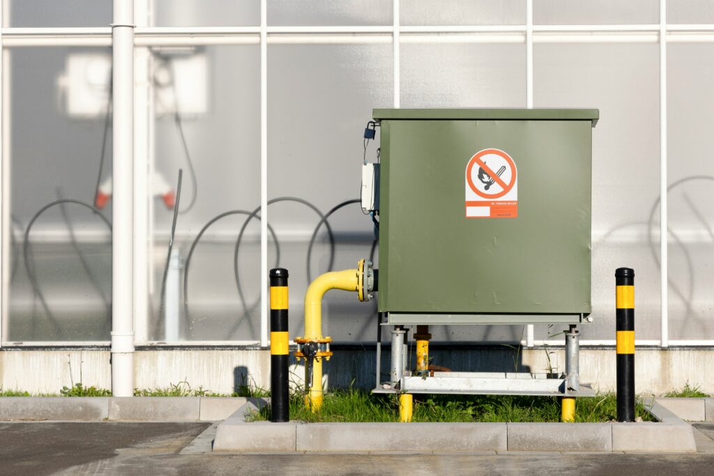 How Can I Get a New Gas Pipeline Connection? What Should I Do to Make the Process Easier? Utility worker installing a new natural gas pipeline connection for a residential property with safety equipment and approved procedures.