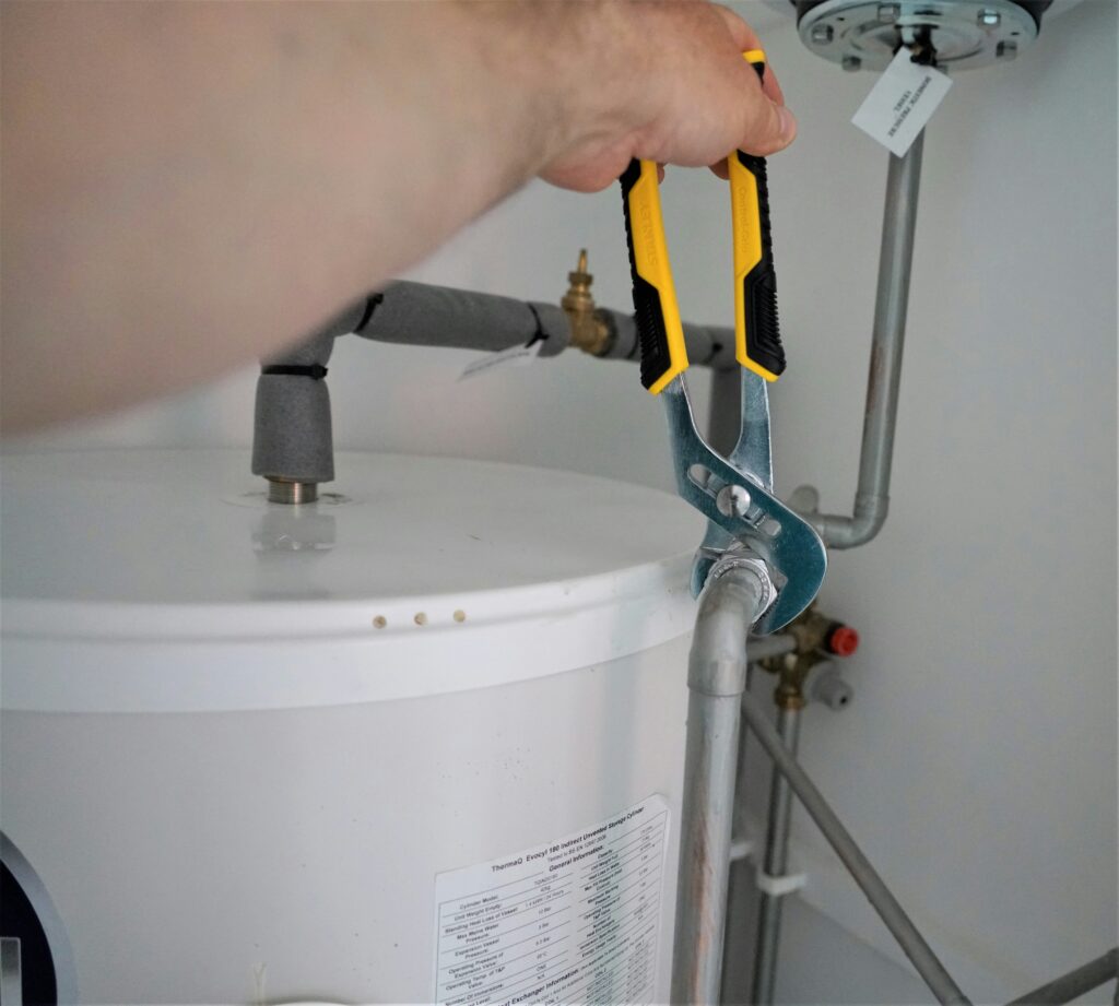How Long Does a Water Heater Take to Heat Up? covering recovery time, tank capacity, thermostat settings, water temperature, maintenance, and household usage.