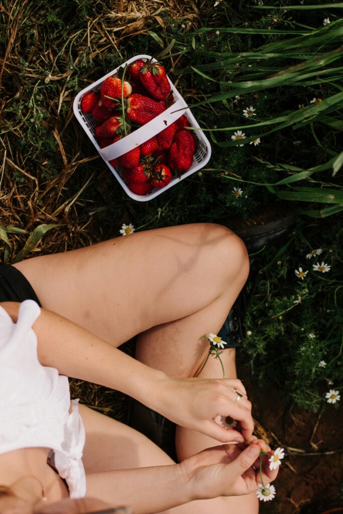 How to Get Rid of Strawberry Legs guide to pore care, ingrown hair prevention, moisturizing, exfoliation, and clear, smooth skin.